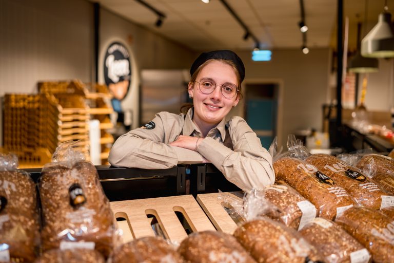 In de opleiding retailspecialist leer je hoe je een supermarktafdeling zelfstandig beheert en aanstuurt. Je gaat meer verantwoordelijkheid dragen en leert taken uitzetten en coördineren in de winkel. Zo zorg je dat jouw afdeling overzichtelijk draait en collega’s en klanten tevreden zijn.