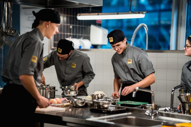 praktijkles van traiteurstudenten, bbl, svo vakopleiding food, Rotterdam