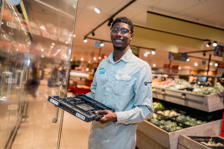 In de opleiding retailmedewerker leer je alles over de winkel zoals het assortiment, de logistieke processen, opslag en veilig werken. Je draagt bij aan een goede sfeer en een soepel draaiende winkel: je vult schappen aan, zorgt voor een aantrekkelijke presentatie van producten en helpt klanten met al hun vragen. Dankzij jouw inzet voelt iedere klant zich welkom én geholpen.